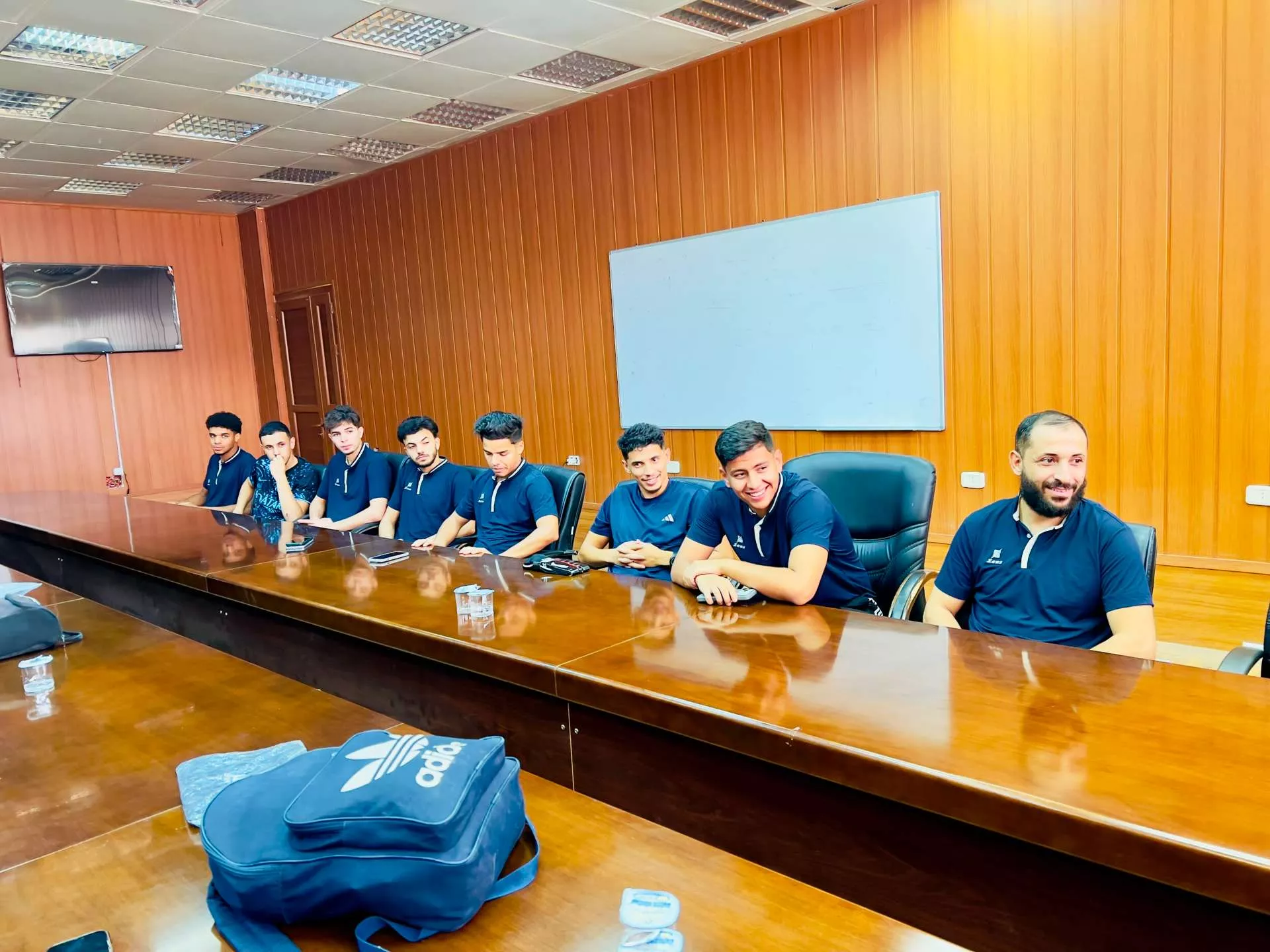 رئيس الجامعة يلتقي لاعبي الفريق ويؤكد دعمهم قبل المباراة المرتقبة