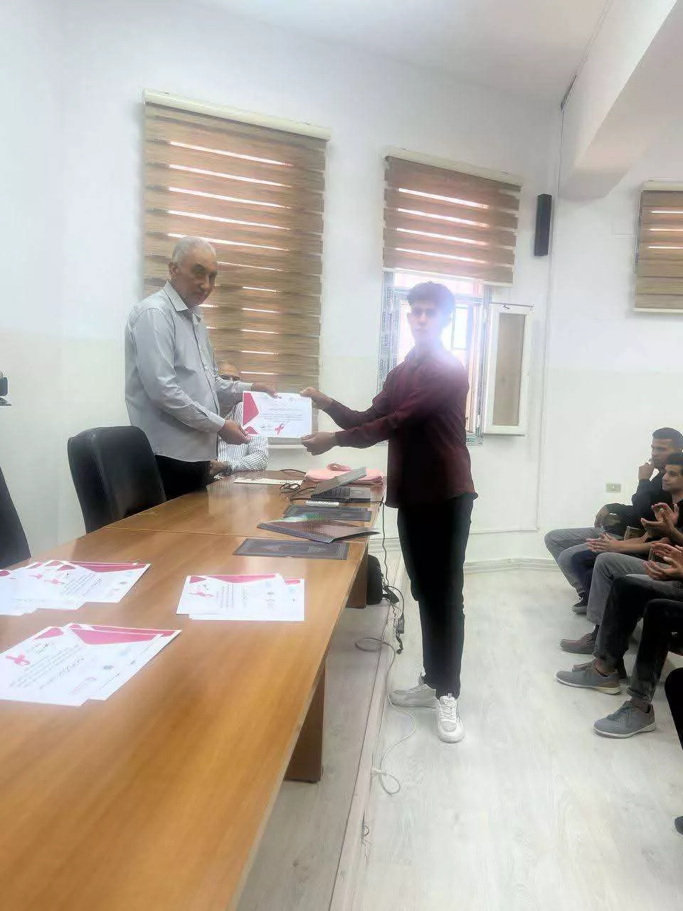 كلية الطب تكرّم طلبتها لمساهمتهم في فعاليات اليوم العالمي لمكافحة الإيدز