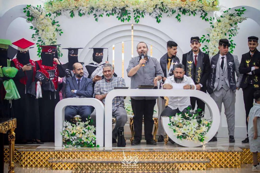 في أجواء مفعمة بالبهجة والاعتزاز، نظّم طلاب السنة الرابعة بقسم معلم الفصل بكلية التربية الأصابعة احتفالا مميزا بمناسبة انتهاء العام الجامعي، حيث شكّلت هذه الفعاليات فرصة للاحتفاء بجهود الطلبة وأعضاء هيئة التدريس على مدار العام.