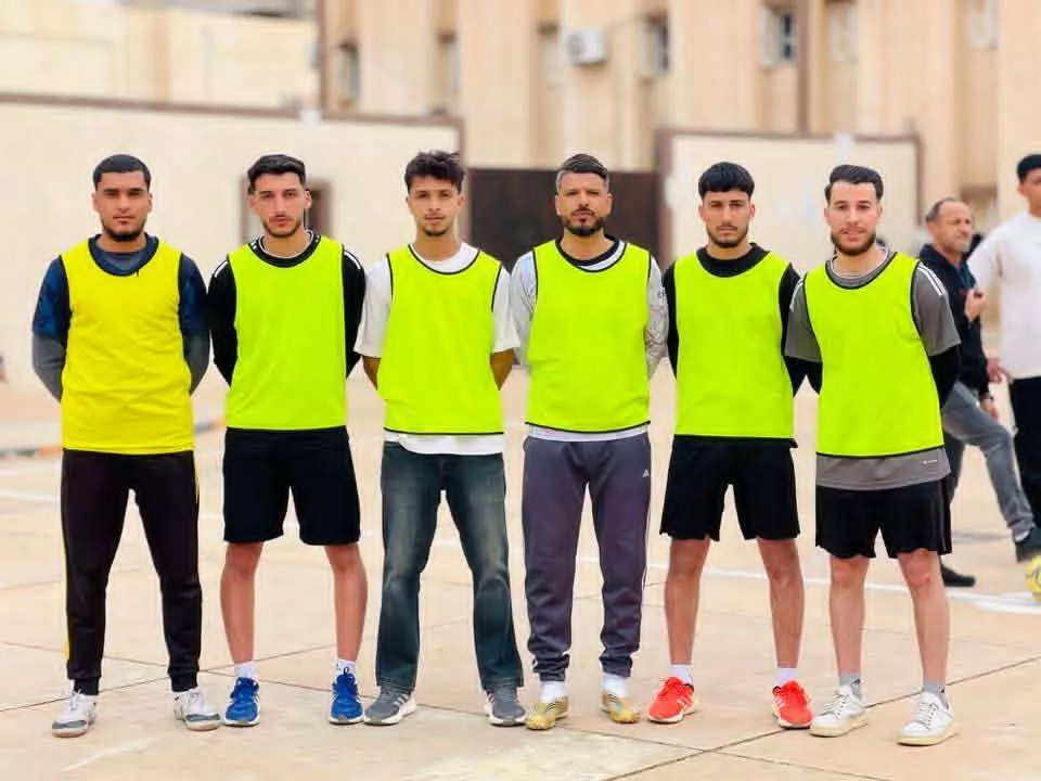 🏆 دوري أسرة كلية القانون والعلوم السياسية – جامعة غريان ⚽️ أجواء رياضية مميزة.. ومنافسة شريفة حتى اللحظة الأخيرة! أسدل الستار اليوم على فعاليات دوري كرة القدم – النسخة الأولى بكلية القانون والعلوم السياسية، وسط حضور طلابي كبير، وأجواء رياضية مفعمة بالحماس، والتحدي، والمتعة. شهد ملعب الكلية خلال جولة الأمس واليوم مباريات قوية، اتسمت بالندية وروح المنافسة الإيجابية، حيث تمكنت الفرق المتأهلة من تقديم مستويات عالية، عكست مهاراتهم وقدرتهم على اللعب الجماعي وتحمل مسؤولية تمثيل مجموعاتهم في هذا الحدث الرياضي المهم. 🔹 مباراة نصف النهائي – أمس: – قدّم فريق سنة رابعة قانون أداءً مميزًا، مكّنه من الفوز والتأهل إلى النهائي. – كما نجح فريق سنة ثانية قانون في حسم بطاقته إلى النهائي بعد مباراة قوية ونتيجة مستحقة. 🔸 النهائي الكبير – اليوم: في مباراة اتسمت بالقوة، والتركيز، والمهارات الفردية والجماعية… تمكّن فريق سنة ثانية قانون من إحراز اللقب بعد فوزه على فريق سنة رابعة قانون بنتيجة 3 – 1، في لقاء شهد تألقًا واضحًا للاعبين وحضورًا جماهيريًا رفع مستوى الحماس حتى الدقيقة الأخيرة. وقد سجّل فريق سنة ثانية قانون ثلاثة أهداف حاسمة منحتهم أفضلية واضحة، فيما قدم فريق سنة رابعة قانون أداءً بطوليًا حتى صافرة النهاية. 🏅 تهانينا لفريق سنة ثانية قانون – بطل النسخة الأولى من دوري كلية القانون والعلوم السياسية لعام 2025 وتحية تقدير لفريق سنة رابعة قانون على الأداء المشرف طوال البطولة. ✨ شكر وتقدير تتقدم كلية القانون والعلوم السياسية بجزيل الشكر إلى: ▪️ السيد عميد الكلية على دعمه المستمر للأنشطة الطلابية. ▪️ اتحاد طلبة كلية القانون والعلوم السياسية على جهودهم المميزة في التنظيم والمتابعة. ▪️ مكتب النشاط الثقافي والرياضي على الإشراف الحسن وسير الفعاليات بالشكل الأمثل. ▪️ جميع الطلبة المشاركين من مختلف السنوات، لما قدموه من روح رياضية عالية وأخلاق طلابية مشرّفة. ▪️ وكل من ساهم في نجاح هذا الحدث من طلبة، وموظفين، ومشرفين، ومتطوعين. 🔥 بهذا يُختتم الدوري بصورة مشرّفة تعكس حيوية طلبة الكلية، وقدرتهم على تنظيم فعاليات ناجحة، ومليئة بالانضباط والتنافس الراقي. إلى مزيد من الأنشطة والفعاليات التي تجمع بين العلم والرياضة… وإلى مزيد من التألق لطلبتنا الأعزاء 🌿⚽️✨ #كلية_القانون_والعلوم_السياسية #دوري_القانون_والسياسية #النشاط_الطلابي جامعة غريان University of Gharyan  اتحاد طلبة كلية القانون والعلوم السياسية جامعة غريان  وزارة التعليم العالي والبحث العلمي - ليبيا