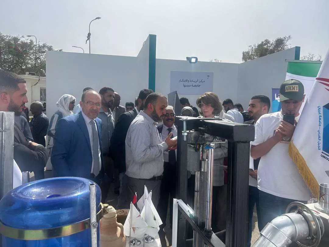 فريق جامعة غريان المشارك بمعرض الابتكار و ريادة الأعمال الجامعية يلفت الأنظار بمشروعه الابتكاري معصرة الزيتون المنزلية